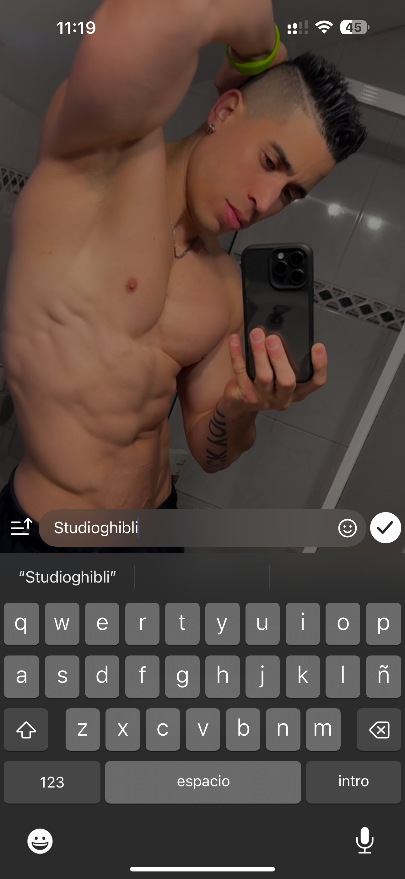 Ejemplo visual de cómo enviar una imagen con texto adjunto en un chat móvil